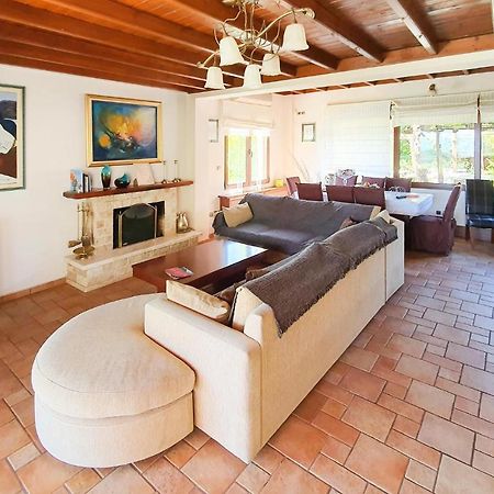 Lovely Home In Kiato With Wifi المظهر الخارجي الصورة