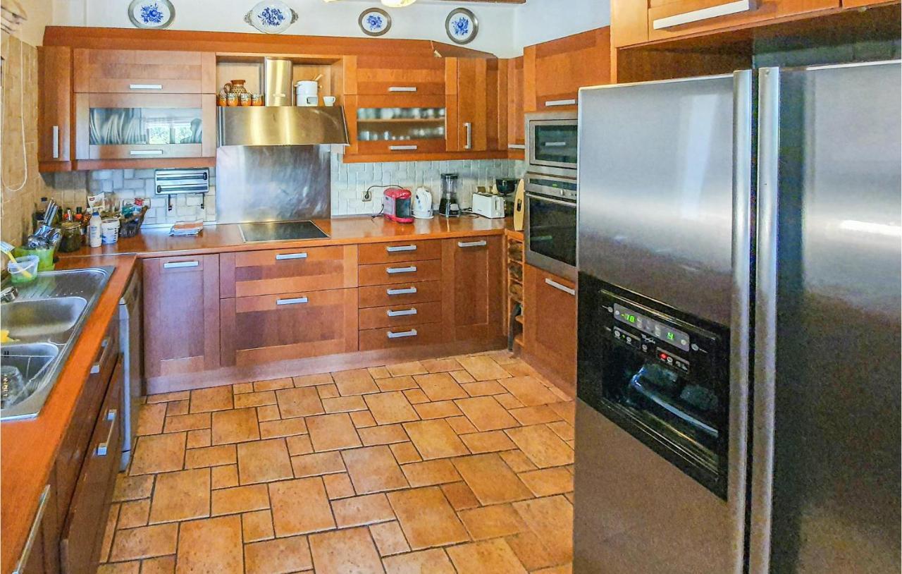 Lovely Home In Kiato With Wifi المظهر الخارجي الصورة