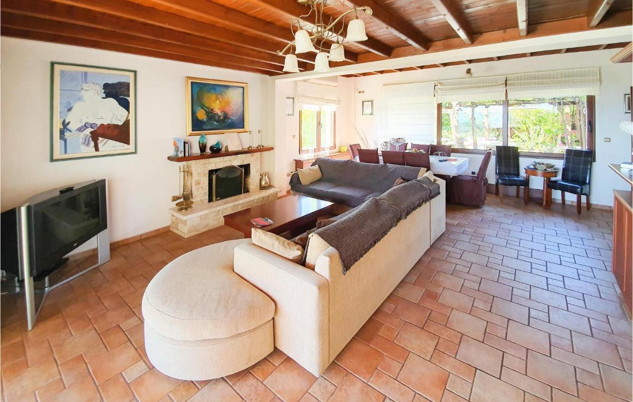 Lovely Home In Kiato With Wifi المظهر الخارجي الصورة
