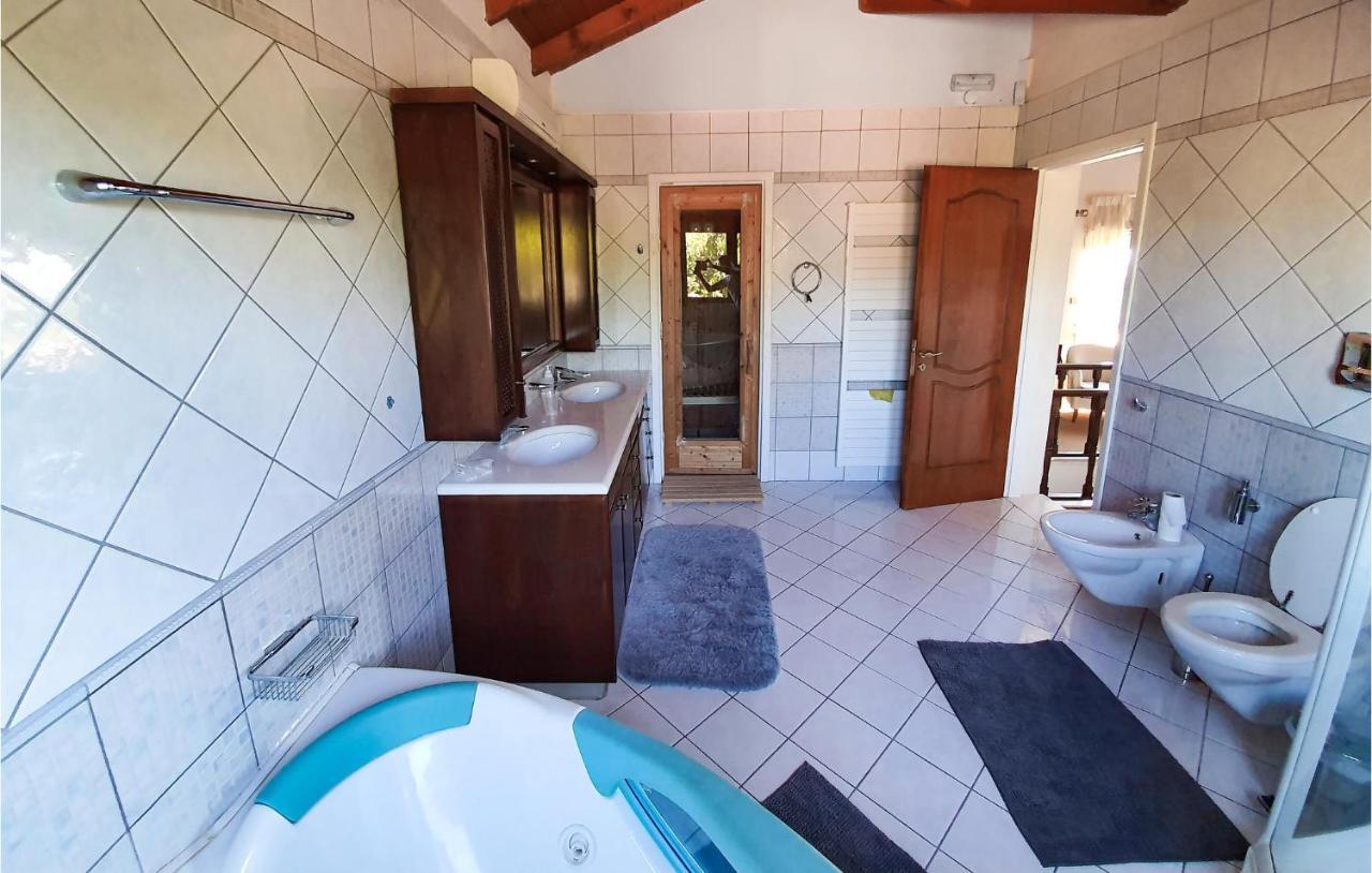 Lovely Home In Kiato With Wifi المظهر الخارجي الصورة